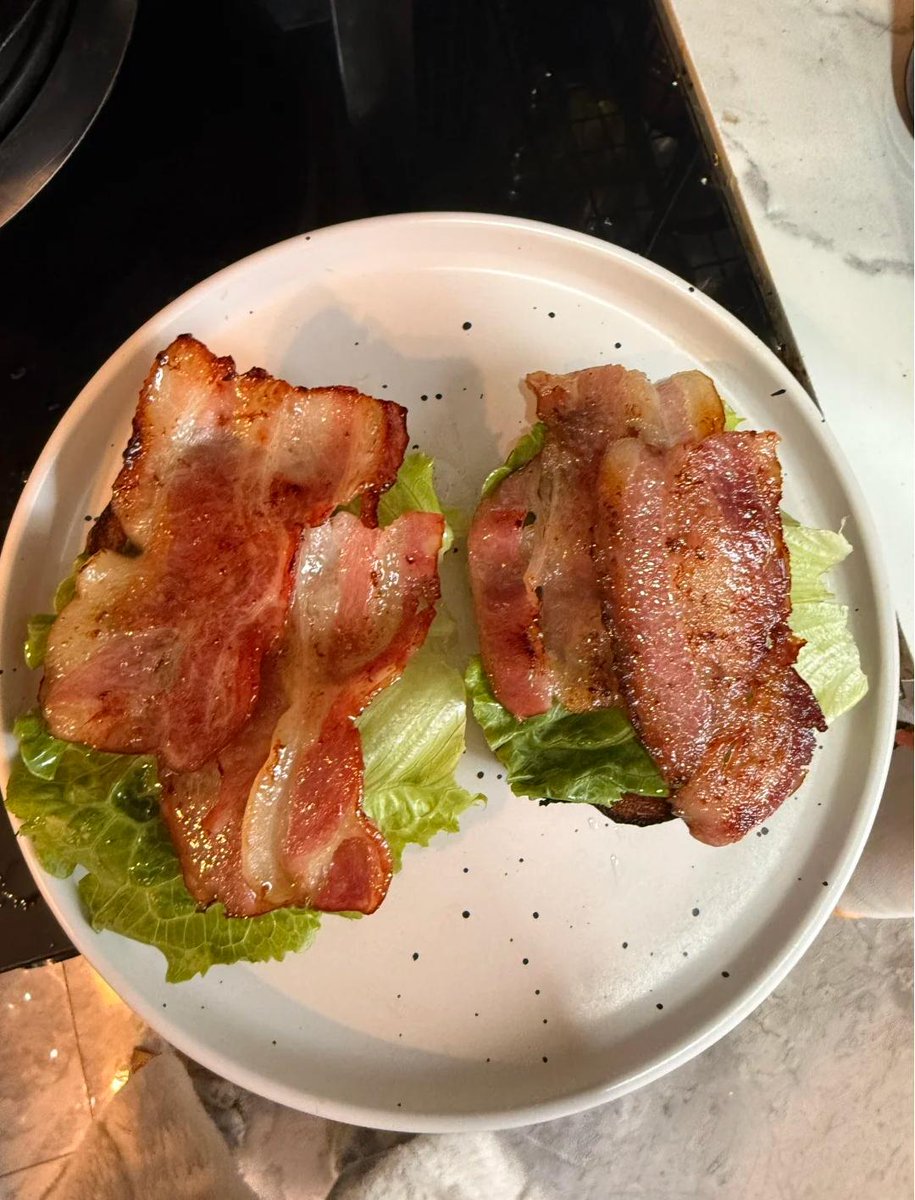 abc2014010's tweet image. I don't rise and grind—I sip and brunch. 🥂😌