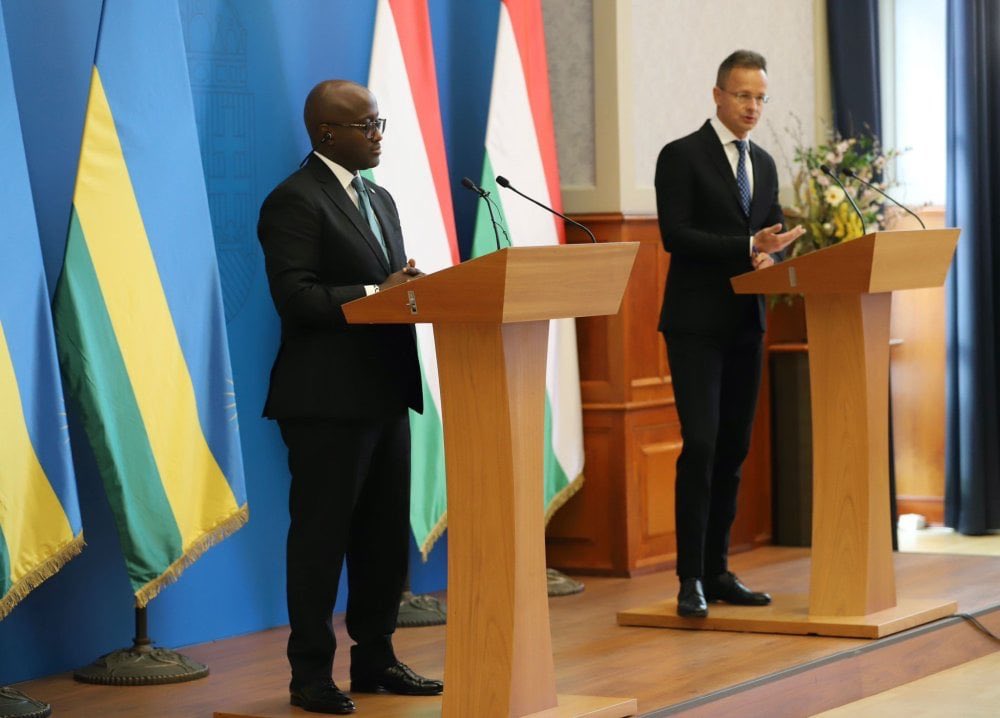 Ferwateq's tweet photo. U Rwanda na Hongiriya byasinyanye amasezerano y’ubufatanye mu guteza imbere Siporo.

Ni amasezerano yasinywe na Minisitiri w’Ububanyi n’Amahanga n’Ubutwererane Amb @onduhungirehe na @peter_szijjarto Minisitiri w’Ububanyi n’Amahanga n’Ubucuruzi w’icyo Gihugu. Here comes @Teqball https://t.co/rDCOBDNEKI