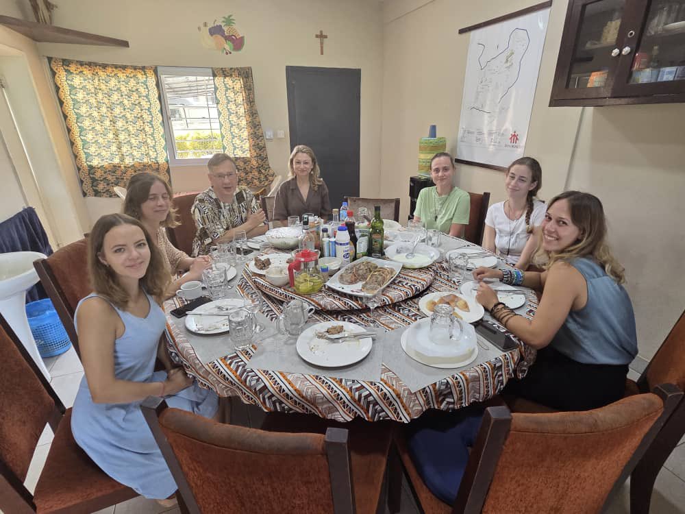 Niesamowite popołudnie spędzone z wyjątkowymi ludźmi, którzy czynią dobro w Sierra Leone!!! 8 osób z 🇵🇱 w jednym pomieszczeniu😀!

Don Bosco Fambul Therapy Centre to ośrodek dla dzieci, ofiar przemocy fizycznej i seksualnej, dla dzieci ulicy i młodych dziewczyn, ofiar prostytucji