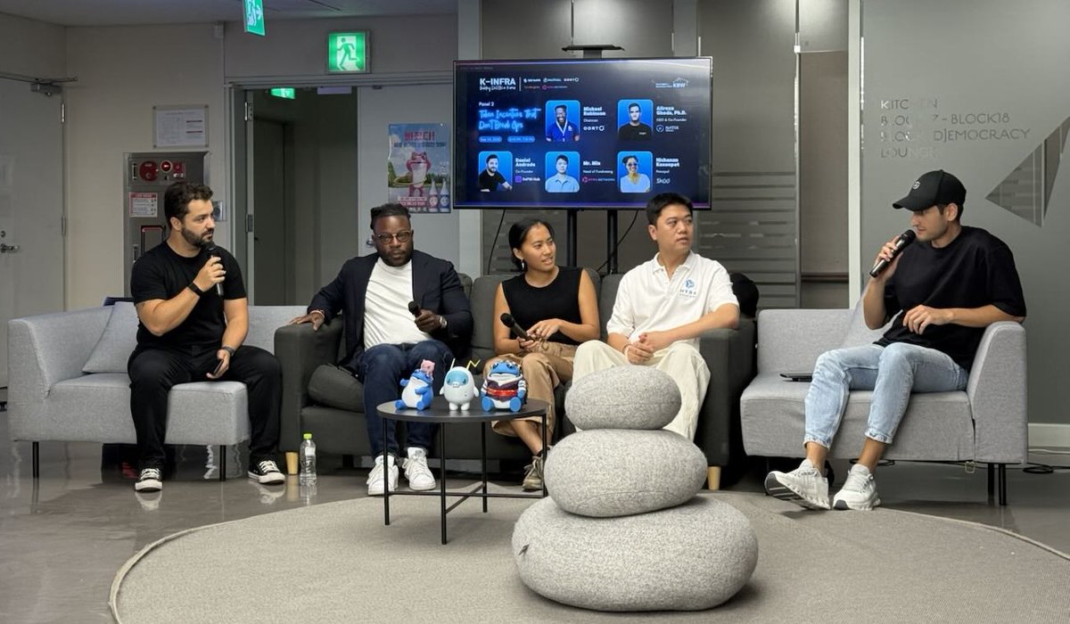 hyranetwork's tweet photo. 🔥[Recap] Hyra Lights Up #KINFRA @ KBW Seoul 🚀

On Sept 24, Mr. Min – Head of Fundraising at Hyra Network – joined Panel 2: Token Incentives That Don’t Break Ops to share how we’re building the foundation for a Sovereign AI Future.

✨ Turning millions of devices into verifiable AI nodes
✨ Empowering governments, enterprises & communities with Sovereign AI
✨ Merging #DePIN + AI for scalable, cost-efficient infrastructure

We also went live with the Hyra AI App at KBW - on-device inference, on-chain metering, pay-per-use micropayments, and ZK-verifiable outputs. 

Seoul showed up big 🙌
Thanks @kbwofficial & @SEADePIN for a packed room.

👉 Curious about pilots or co-builds in Korea? Reply or DM to connect.