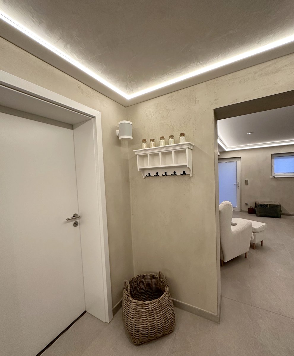 𝗔𝘁𝗺𝘂𝗻𝗴𝘀𝗮𝗸𝘁𝗶𝘃𝗲𝗿 𝗡𝗮𝘁𝘂𝗿𝗸𝗮𝗹𝗸𝗽𝘂𝘁𝘇 𝗮𝗹𝘀 𝗪𝗮𝗻𝗱𝗴𝗲𝘀𝘁𝗮𝗹𝘁𝘂𝗻𝗴, 𝗺𝗶𝘁 𝗟𝗘𝗗-𝗟𝗶𝗰𝗵𝘁 𝗶𝗻 𝗦𝘇𝗲𝗻𝗲 𝗴𝗲𝘀𝗲𝘁𝘇𝘁. Mehr Bilder und Infos im Artikel malerische-wohnideen.com/blog/naturkalk…