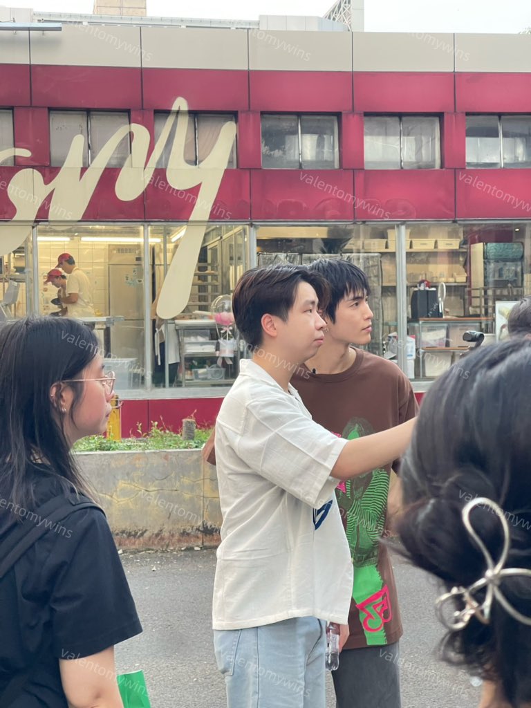 กุจะบ้าตายๆๆๆๆๆ เดินเล่นอยู่คนเดียว ชั้นเจอซึงฮันอะ ละกุใส่เสื้อวอนบินอยู่ เอาเถอะกุ