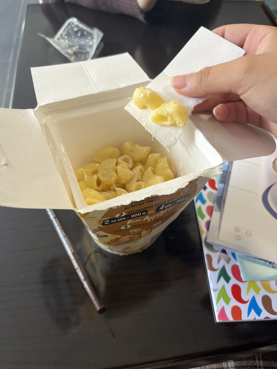 Jour 1 a la cafet j’ai oublié de prendre une fourchette, j’ai touillé avec mon crayon pr les yeux et je mange avec le carton de la boîte