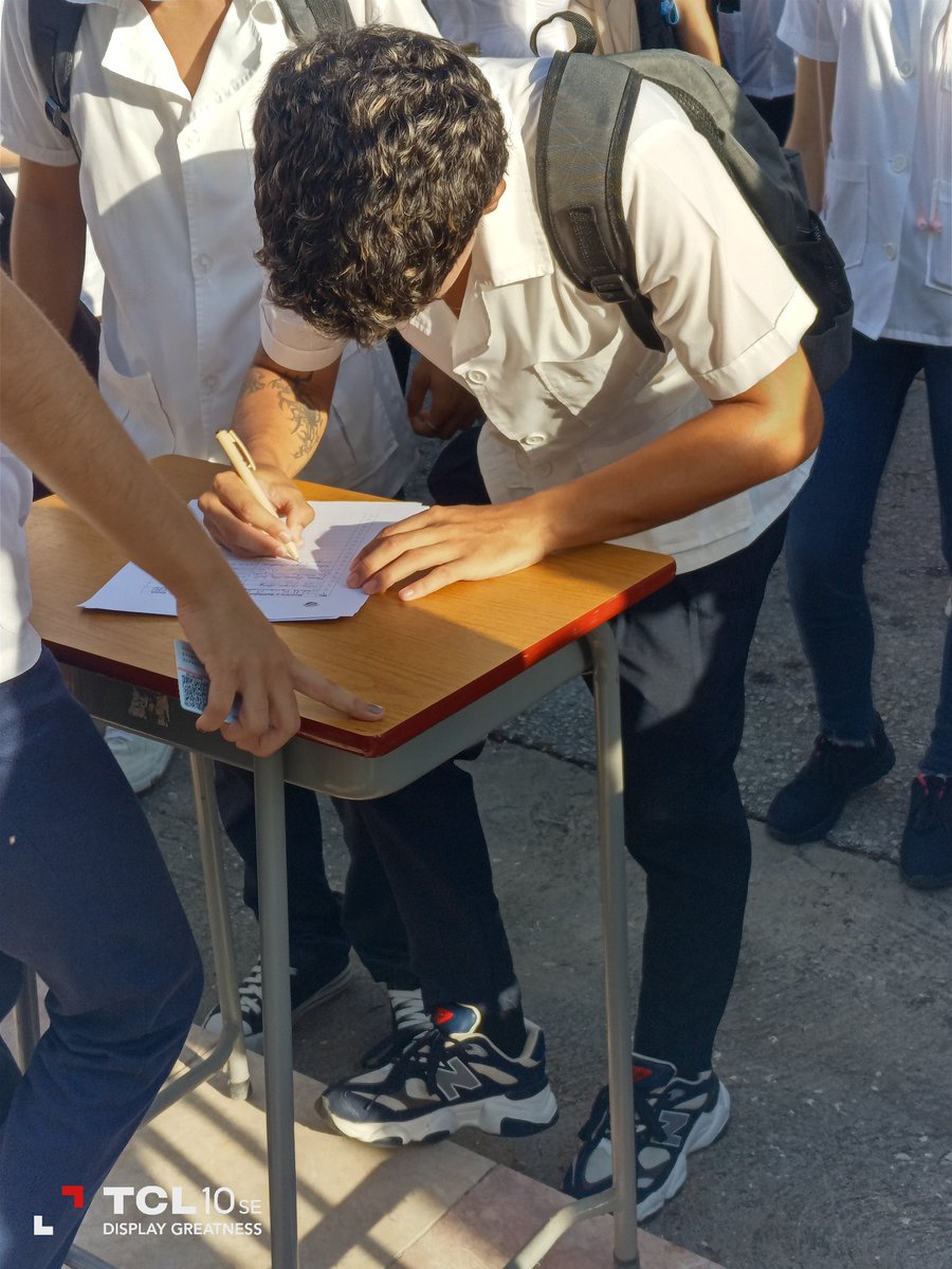 La juventud cubana firma con el corazón 💖 Estudiantes de todo el país se suman a la campaña de apoyo a Venezuela. 📚 Porque la solidaridad también se aprende, se vive y se defiende. ¡Gracias, jóvenes, por ser voz y acción! 🎓🔥 #SanctiSpíritusEnMarcha #CubaConVenezuela .