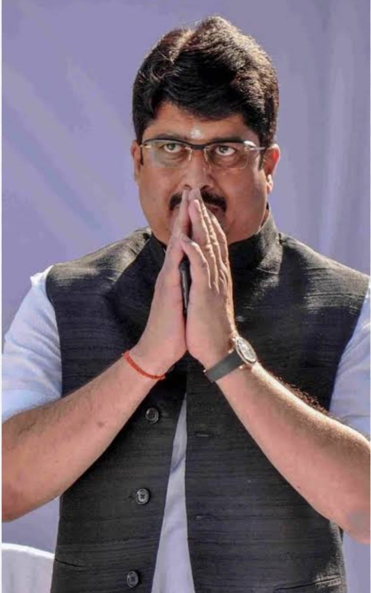 कुंडा में कुंडी लगना बहुत जरूरी है 

एक समय था जब आदरणीय बुआ मायावती जी बसपा सरकार की मुख्यमंत्री थी.

उस समय राजा भैया के ऊपर कई तरह के संगीन हत्या लूट डकैती जैसे मामलों में मुकदमे दर्ज थे.

राजा भैया और बुआ के बीच कट्टर लड़ाई थी क्योंकि बुआ राजा भैया को बिल्कुल भी पसंद नहीं