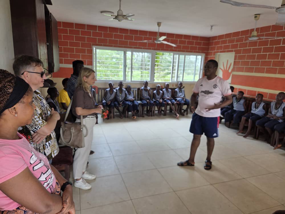 Dzieci uczą się w szkole lub zawodu w warsztatach - fryzjerskim, krawieckim, gastronomicznym, samochodowym. 
Ośrodkiem prowadzonym przez salezjanów z 5 krajów zarządza ks. Piotr Wojnarowski (Piotr Kwabena na FB).
Śledźcie ich. Rozważcie pomoc w każdej postaci - naprawdę warto!!!