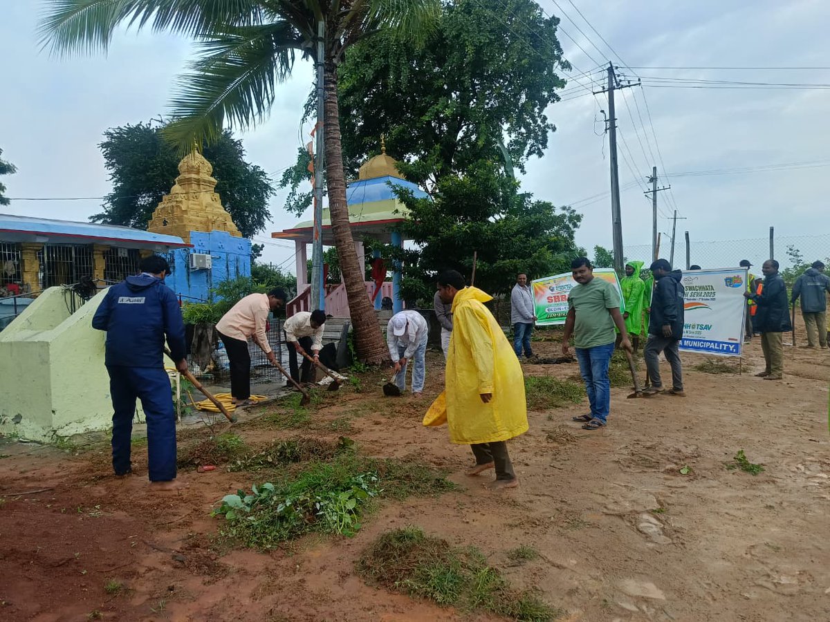 as a part of swachhata hi seva program,conducted Ek Din, Ek ghanta, Ek saath, shramadaan at Abadi Shivalayam Temple 
#SHS2025 #SwachhataHiSeva2025 #Swachhotsav*

 <a href="/SwachhBharatGov/">Swachh Bharat Urban</a>, @SwachhBharat, <a href="/MoHUA_India/">Ministry of Housing and Urban Affairs</a>, <a href="/MoJSDDWS/">Department of Drinking Water & Sanitation (#DDWS)</a> <a href="/tksreedevi/">TK Sreedevi</a> <a href="/cdmatelangana/">C&DMA</a> <a href="/RoopaMishra77/">Roopa Mishra</a> <a href="/TelanganaCMO/">Telangana CMO</a>*
