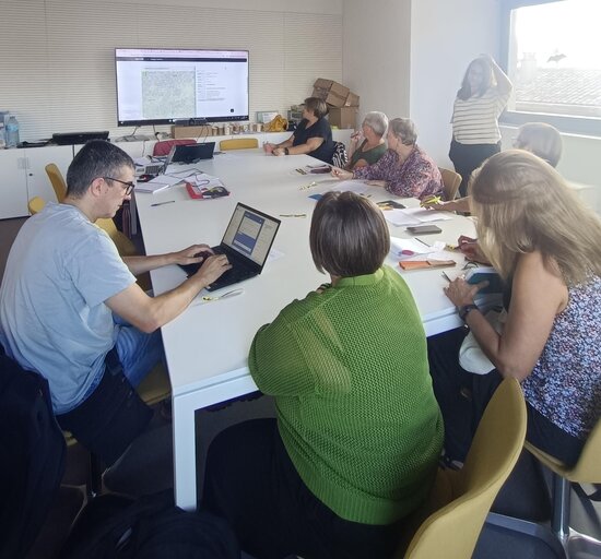 Hem presentat a les entitats de la CLOG (Comissió per la Llengua d'Olot i la Garrotxa) el mapa interactiu Aprèn català a les comarques gironines, eina 
digital que localitza els llocs on es pot aprendre català a la demarcació de Girona.
#acollida #cursos #certificats #VxL #Olot