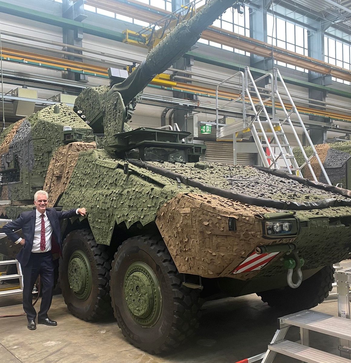 Super to visit the KNDS production line for RCH155 artillery in Kassel, Germany.

It's highly capable, will be made in 🇬🇧 and is urgently needed after we gifted our AS90 artillery to Ukraine - I hope Labour stick with my decision in Government to procure RCH, and do so at pace.