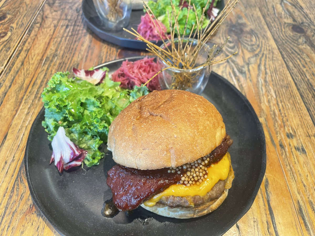 ステラプレイス三階ザ・ジョンソンバーガーのGLOWCROSSコラボバーガーまた食べにいきました🍔（スタッフさんにたくさん来てくれてますね！って言われるくらいには行ってるそしてまた行く予定）

店頭のポスターをサイン入りに変身させメッセージも書いた_φ(･_･

 #glowcross