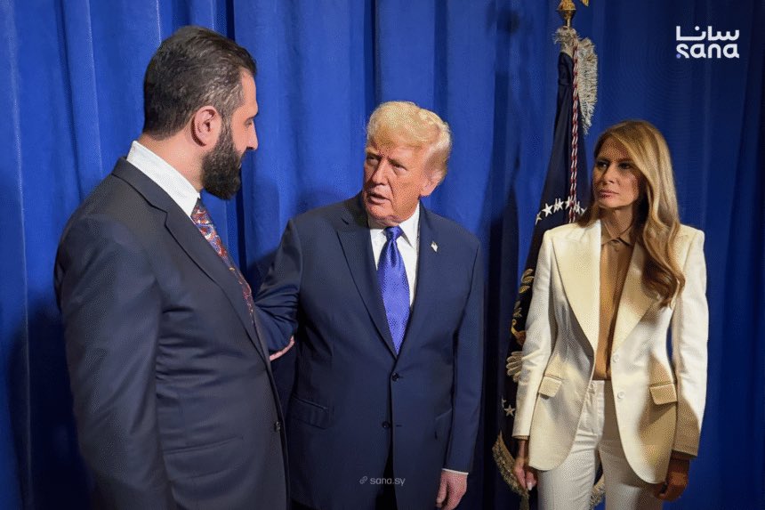 La imagen de la vergüenza: Giorgia Meloni, reunida plácidamente con el terrorista islamista Al Julani. 

Lo que ha ocurrido estos últimos días es un síntoma de la grave enfermedad que padece Occidente. Un asesino yihadista estrechando la mano de varios líderes mundiales, Donald