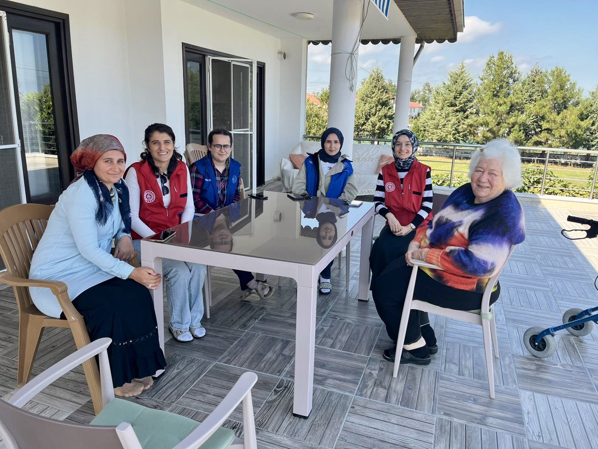 GSB_19MayisGM's tweet photo. 82 yıl…
Sonsuz emek ve tecrübe…
Gölgesinde hayat bulduğumuz çınarlarımız. 👵🏼👴🏼
Gönüllü gençlerimizle birlikte Selma teyzemizi ziyaret ederek tecrübe ve  gençlere olan nasihatleri üzerine hoş sohbet gerçekleştirdik.💐
#19MayısGençlikMerkezi
#SevgiveMerhametTimi
#Gönüllülük https://t.co/c79ARnSDph