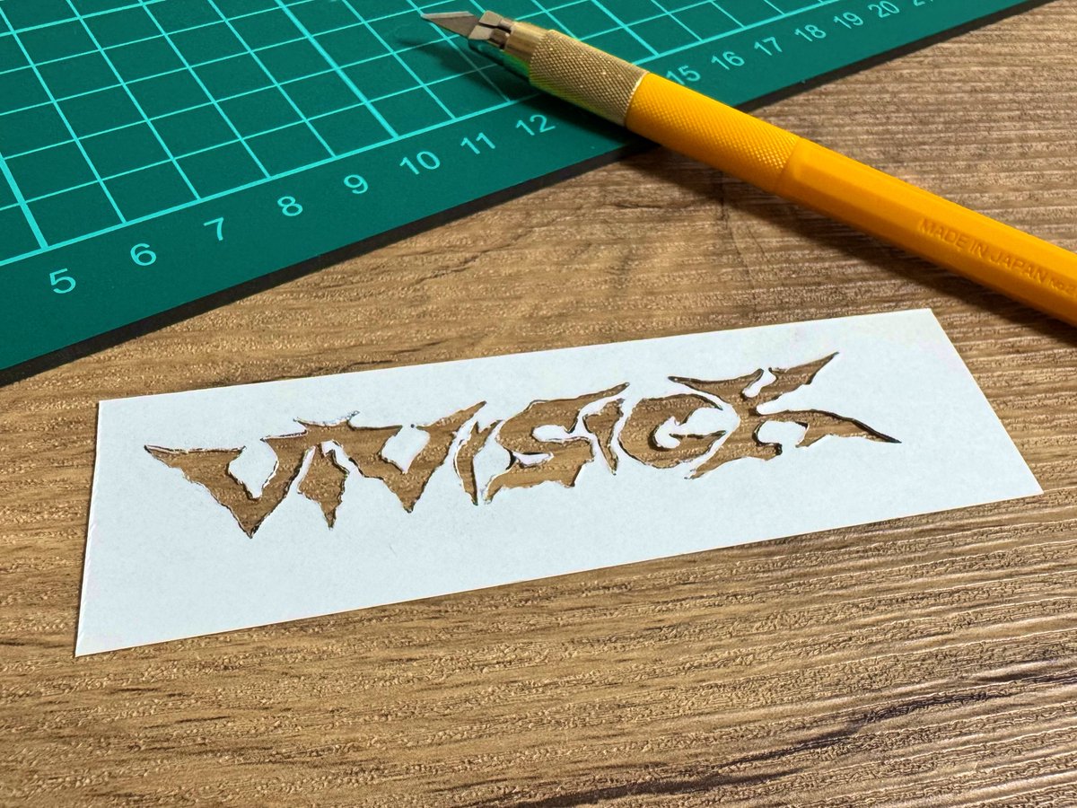 VIVISICKのパッチがなくなったから作り始めた。さよならポエジーのやつも作ってみるかな