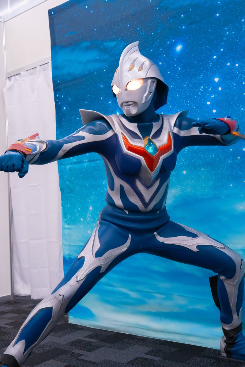 mire_tokusatu's tweet image. SONY FE 24-70mm F2.8 GM II
標準域の俗に言う純正大三元の1つ
ウルトラの現場や風景、物撮りでもなんでもござれな便利ズームだけど代わりに重いし高い
F2.8始まりの大口径レンズだから多少の無理が利くので屋内イベントや博物館、カフェ、夜景とかも撮りやすい😌
#愛用レンズを画像付きで布教する