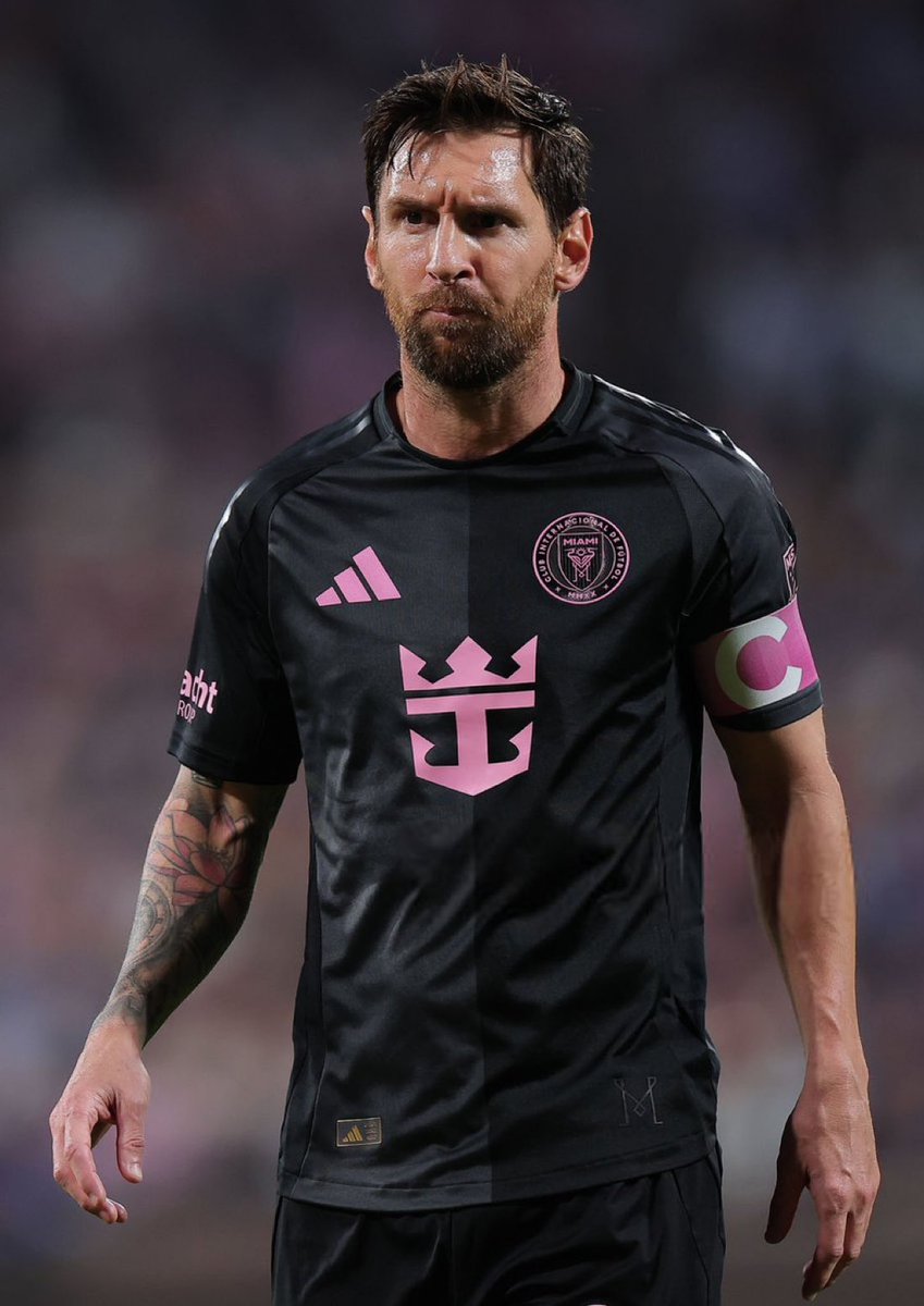 ayush9196's tweet image. 🚨 #MessiInIndia 🇮🇳🔥
The GOAT is here! 🐐
2️⃣ Matches, 4️⃣ Goals, 2️⃣ Assists, 2️⃣ Pens Donated, 2️⃣ MOTM… ⭐10/10 each!
The legend gifts + goals + magic ✨
PM Modi got a World Cup jersey 🎁, India gets Messi vibes! 🔥
#GOAT #FootballFever #MessiMagic
