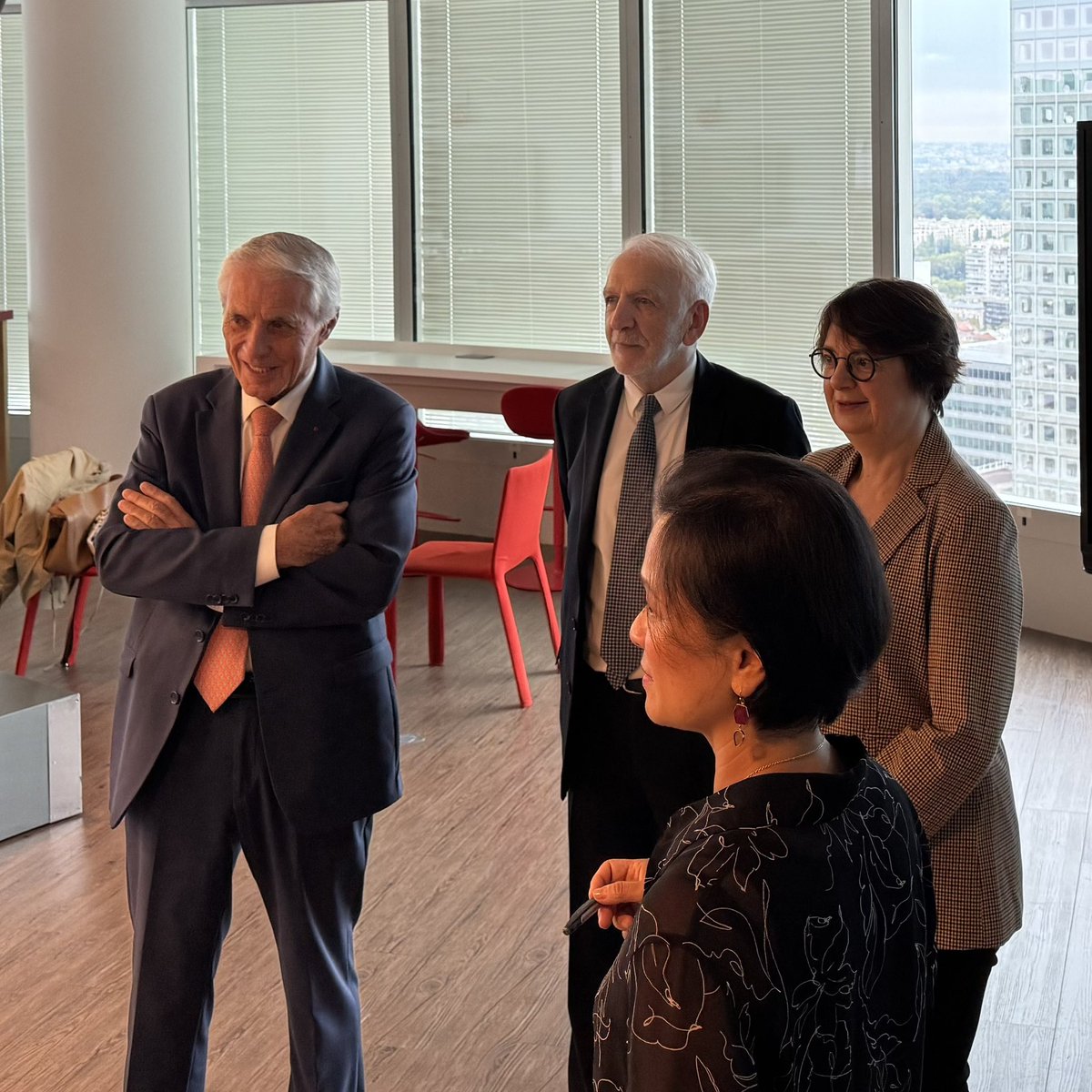 Ravie d’avoir presenté la stratégie bas carbone, ressources et solidarité de #Sceaux à une délégation chinoise du centre de recherche politique du Ministère du logement chinois

Échange passionnant sur la ville du 1/4 d’heure 😉<a href="/CarlosMorenoFr/">Pr Carlos Moreno | IAE-Paris Sorbonne</a>

👏🏼👏🏼#MissionEcoter #AlainMelka