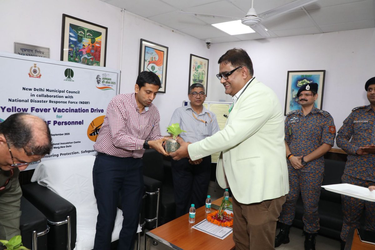 💉🌍Special Vaccination Drive🌍💉
Yellow Fever shots for 8th Bn NDRF at Int’l Inoculation Centre, Mandir Marg. 
🌟Shri Tariq Thomas IAS, Secretary NDMC &amp; Shri Gambhir Singh Chauhan, DIG (A&amp;E) with NDMC health team. 🙌
🧹All took the #Swachhata Pledge 🇮🇳
#SevaPakhwada #HealthFirst