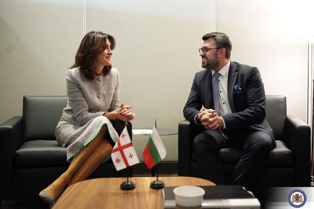 MFAgovge's tweet image. 🇬🇪🤝🇧🇬 On the sidelines of #UNGA80, Georgian FM  @MakaB__  met with Bulgarian counterpart @gdgueorguiev .
The ministers discussed deepening bilateral cooperation, Black Sea security and key connectivity projects.