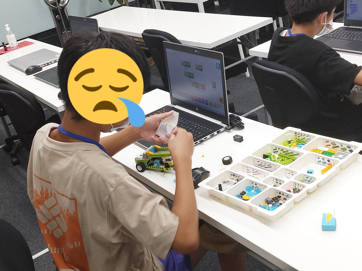 it_lecture's tweet image. ロボットは荷台を上下出来る車を、モーターは1つだけで走る機能を追加。
モーター1つで2つの動きは結構大変。
ゲーム作りはサッカーのゲーム。
シュートを打つ動きと、キーパーの守る動き。
1人二役でコントロール。
AB-Netキッズプログラミング講座 abnet.co.jp/kids/
#キッズ #子ども #松山