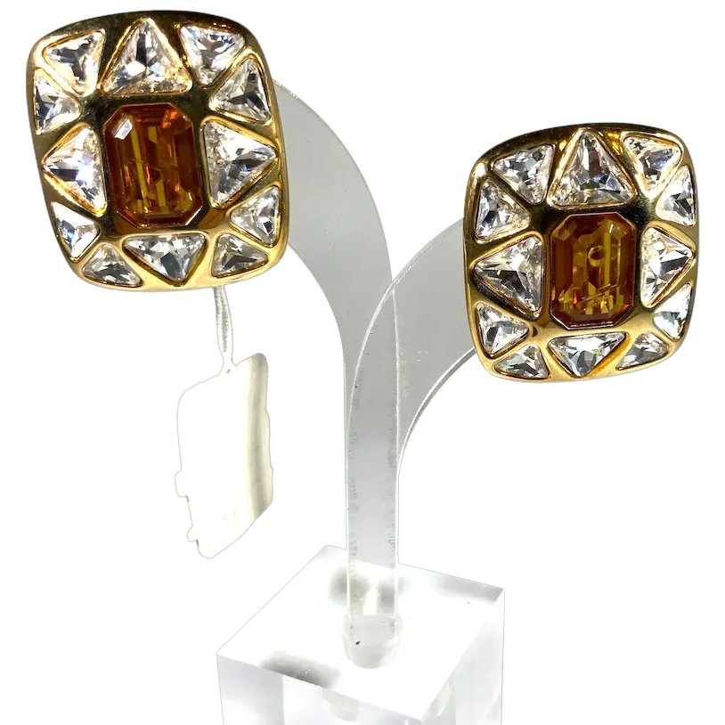 Swarovski SAL Geometric Designs Rectangular Shaped Citrine Clear Trillion Cut Rhinestones Clip On Earrings
#rubylane #vintage #retro #earrings #rhinestones #Christmas2025 #designer #hautecouture #vintagejewelry #giftideas #glam #fashionista #jewelryaddict  #vintagebeginshere