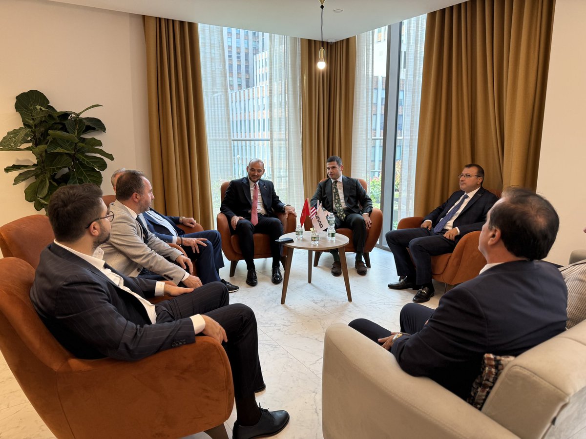 ABŞ-a səfərimiz çərçivəsində <a href="/MUSIAD/">MÜSİAD</a> başkanı, dəyərli qardaşım <a href="/BurhanOzdemirTR/">Burhan Özdemir</a> ilə📍Nyu-Yorkda #TÜRKEN Vakfında görüşdük. Qardaş Türkiyənin 🇹🇷 iş adamları ilə #tərəfdaşlığın genişləndirilməsinə,birgə layihələrin icrasına, #biznes missiyaların təşkili imkanlarına nəzər yetirdik.