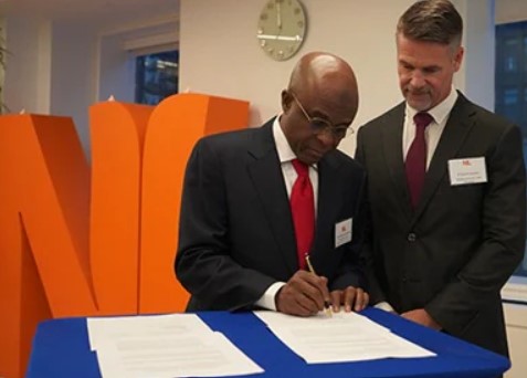 HELLENICSHIP's tweet image. APM Terminals signs MoU with Nigerian #Ports Authority on roadmap for electrification #containertransport  #portoperations
hellenicshippingnews.com/apm-terminals-…