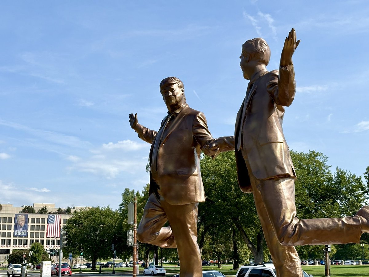 ComploploWatch's tweet image. L'extraordinaire statue célébrant l'amour entre #Trump et son copain #Epstein, a été embarquée à l'aube, malgré la permission par @NatParkService de l'installer au #CapitolHill au nom de la liberté d'expression jusqu'au 28 septembre.

Effet Streisand garanti.
#EpsteinTrumpCoverUp