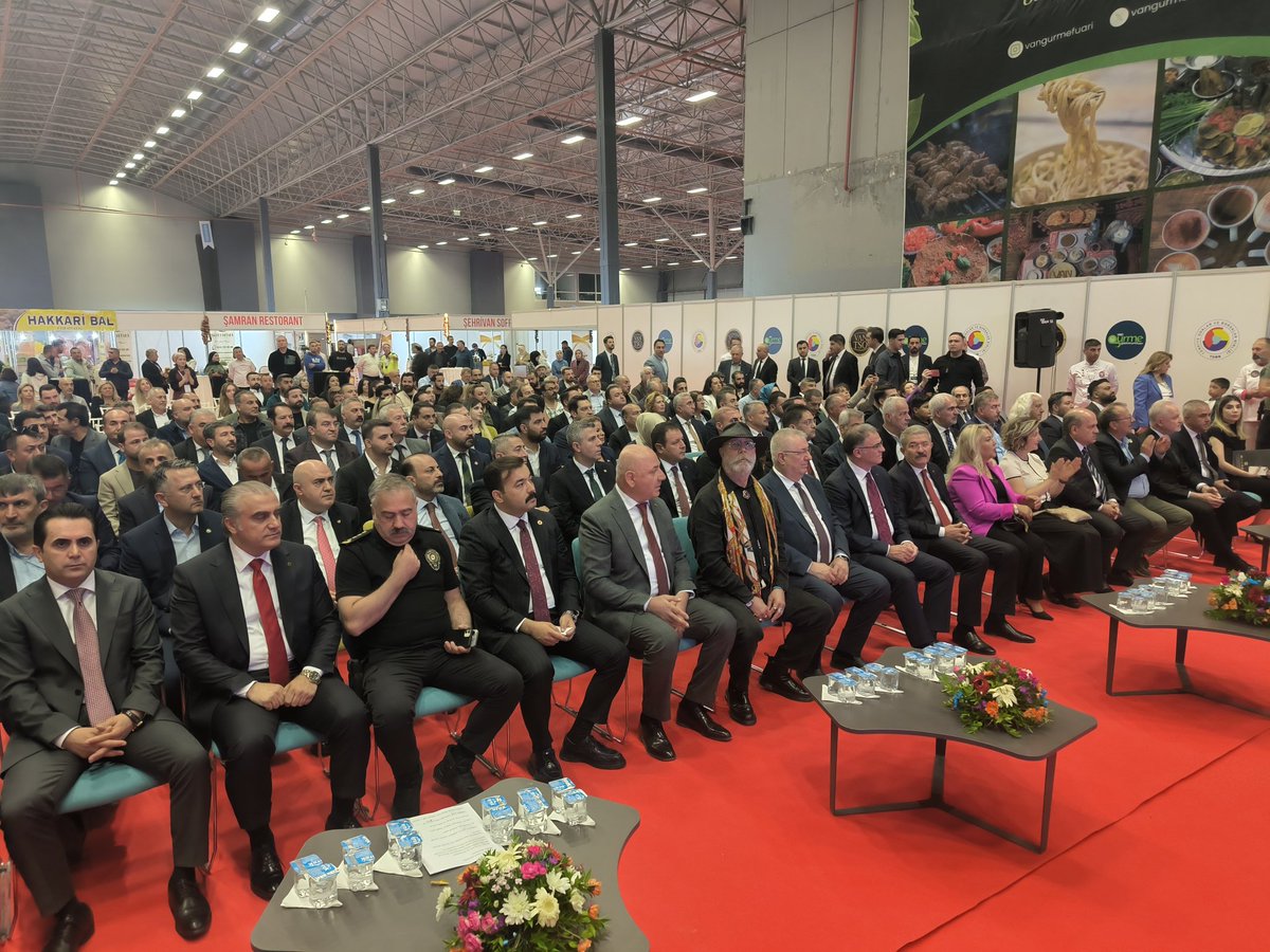 bileciktso's tweet photo. Van Ticaret ve Sanayi Odası tarafından düzenlenen 3. Van Gurme ve Gastronomi Fuarı’nın açılışına katılım sağladık.

Yönetim Kurulu Başkanımız Mehmet Ergün ve beraberindeki heyetimiz, Van TSO Başkanı Sayın Necdet Takva eşliğinde fuar stantlarını ziyaret etti. https://t.co/l38RVb3T0E