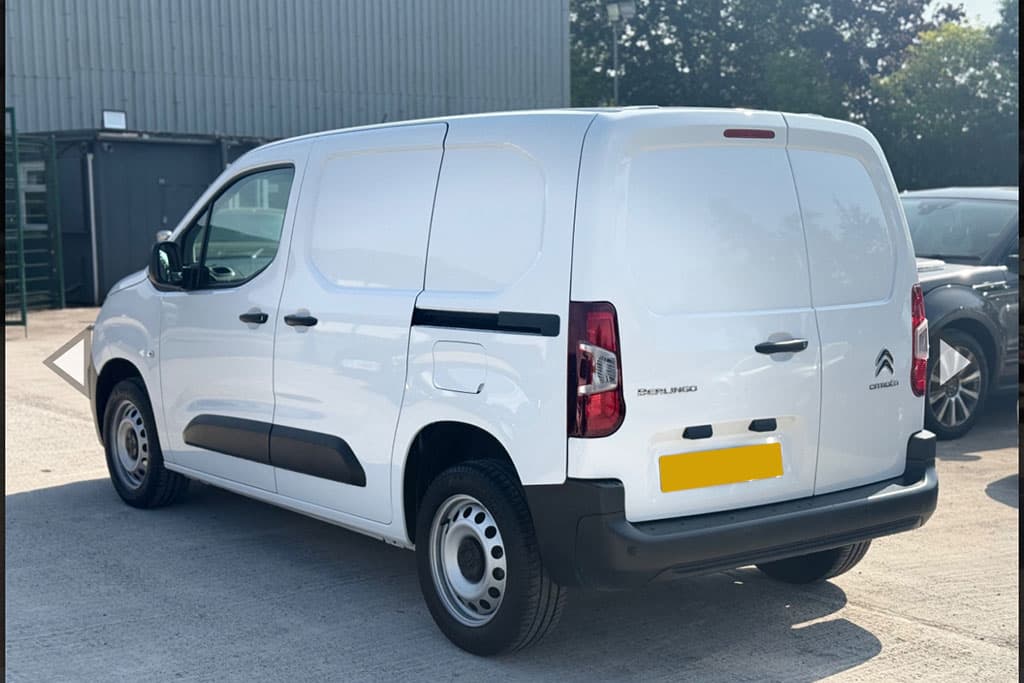 PoppySignsltd's tweet image. A bold new look for 🐾 Hoghton Paws! 🐾

We designed, printed &amp;amp; installed vibrant vehicle graphics with recess vinyl &amp;amp; cut text. Sam loves the colours, perfectly matched to her animal crates inside the van.

#HoghtonPaws #VehicleBranding #VanGraphics