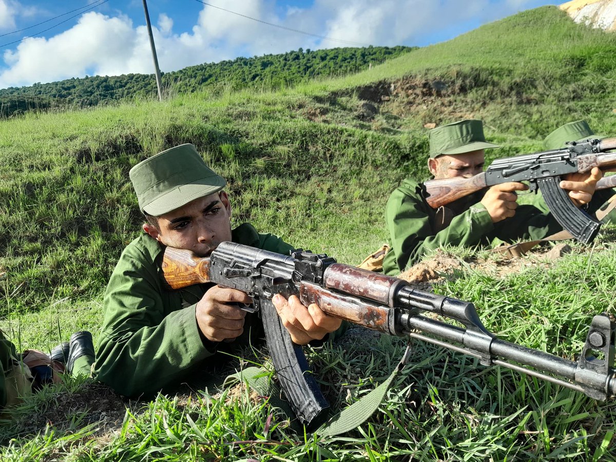 Formarse para servir, servir para crecer. 🫡 Nuestra juventud en el Servicio Militar Activo forja carácter, disciplina y compromiso con la Patria. Es la escuela de valores y entrega. Juventud Cubana ejemplo de coraje. 🇨🇺 
#SiempreJoven #Cuba