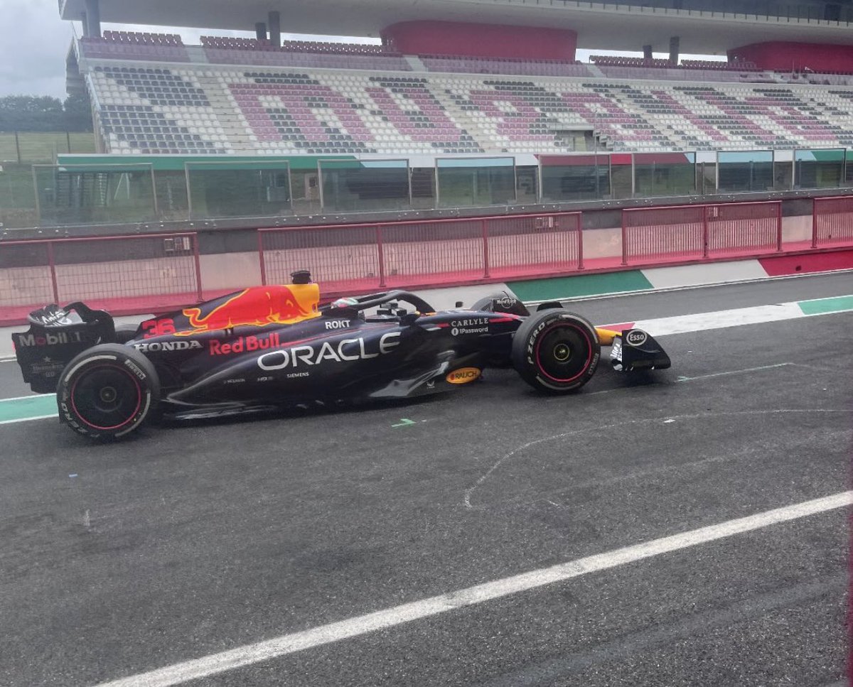 robertofunoat's tweet image. Anche Red Bull al Mugello … #F1 #Test #RedBull #Mugello