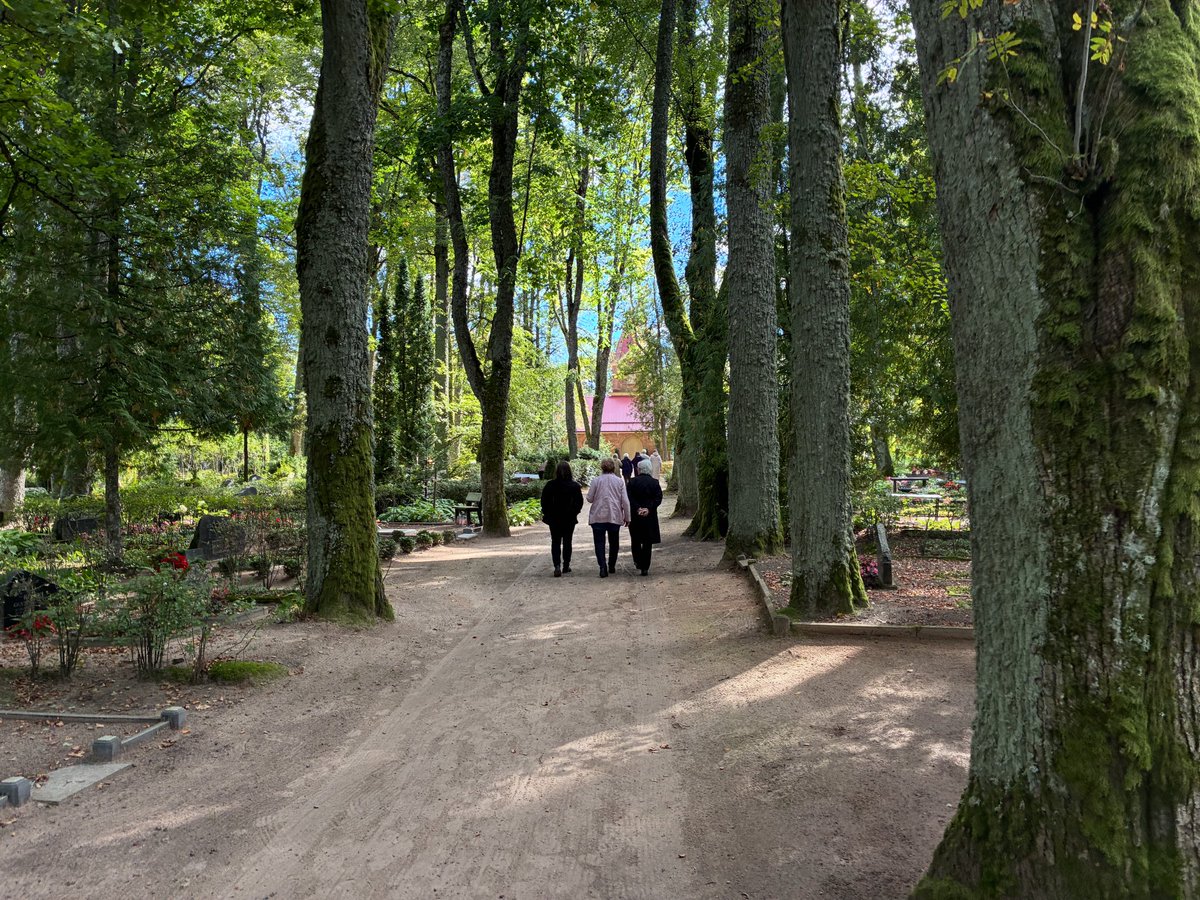 vkoralis's tweet image. ATCEĻĀ

Šodien satikāmies Beres Limbažu kapsētā. Rudenī beres liekas kaut kas pašsaprotamāks. Īpaši, izvadod vecāka gadagajuma cilvēku, kam ceļš jau liekas izstaigāts. Lai Dieva miers! 🙏

#limbaži #limbažukspi #bēres #atvadas #mācītājs