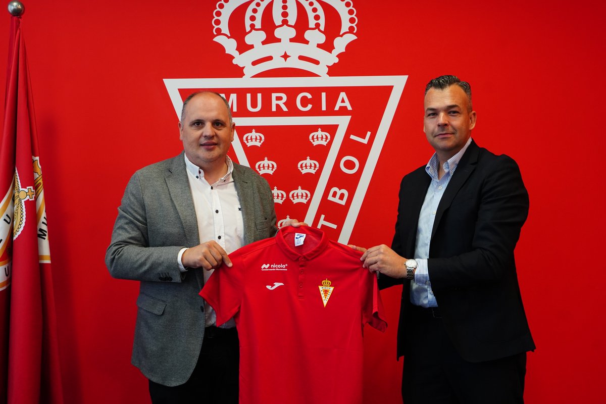 🥫 <a href="/ConservasNicola/">Conservas Nicola</a> seguirá una temporada más junto al Real Murcia.

👕 Estará en la ropa de paseo del primer equipo y en una lona exterior del estadio.

❤️🤍 ¡Gracias por vuestro apoyo y compromiso con el murcianismo!