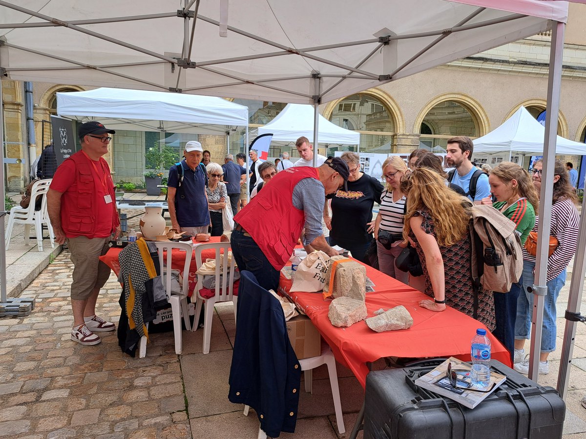 [📸Album souvenirs...] Cela se passait à <a href="/Angers/">Ville d'Angers</a> le week-end dernier pour les <a href="/JEP/">Journéesdupatrimoine</a>. Le public est venu nombreux découvrir les métiers du patrimoine et rencontrer les archéologues de l'<a href="/Inrap/">Inrap</a>. Merci à tous pour cette belle journée !