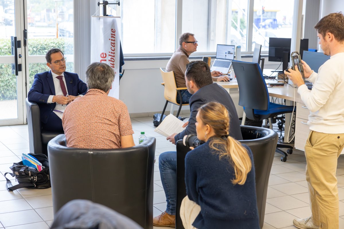 Région Bourgogne-Franche-Comté (@bfc_region) on Twitter photo Depuis sa prise de fonction, notre président <a href="/Jeromedurain/">Jérôme Durain</a> multiplie les déplacements. Mercredi 24 septembre, c’est dans l’Yonne et le Jovinien qu’il a choisi de passer sa journée. Notre résumé ➡️ bourgognefranchecomte.fr/une-journee-da… Depuis sa prise de fonction, notre président <a href="/Jeromedurain/">Jérôme Durain</a> multiplie les déplacements. Mercredi 24 septembre, c’est dans l’Yonne et le Jovinien qu’il a choisi de passer sa journée. Notre résumé ➡️ bourgognefranchecomte.fr/une-journee-da…