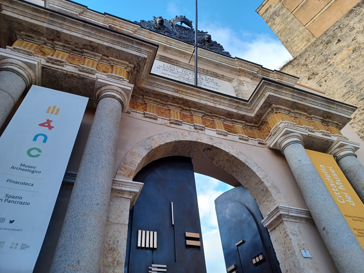 Vi ricordiamo che da oggi a giovedì 2ottobre i #MuseiNazionaliCagliari apriranno al pubblico alle 14.
Il cambio di orario di apertura si rende necessario per consentire i lavori di accessibilità PNRR.

Ci scusiamo per il disagio e vi aspettiamo dalle ore 14:00 alle ore 19:30.