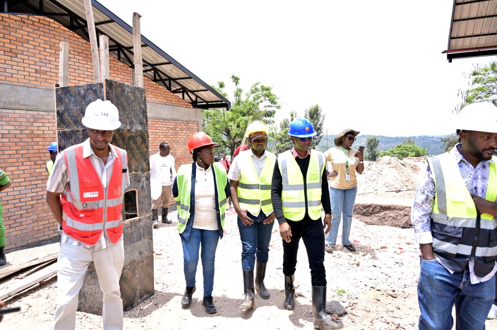 Ruhango District (@ruhangodistrict) on Twitter photo Mu Karere/Umurenge wa Kinazi hari kuvugururwa ishuri rya ES Kinazi TSS rikazaba icyitegererezo mu buhinzi n'ubworozi aho rizafasha abaturage batuye Imirenge 3:Kinazi, Mbuye na Ntongwe gukora Ubuhinzi kinyamwuga bakongera umusaruro, abezaga Toni 3 zikagera ku 10 z'ibigori. Mu Karere/Umurenge wa Kinazi hari kuvugururwa ishuri rya ES Kinazi TSS rikazaba icyitegererezo mu buhinzi n'ubworozi aho rizafasha abaturage batuye Imirenge 3:Kinazi, Mbuye na Ntongwe gukora Ubuhinzi kinyamwuga bakongera umusaruro, abezaga Toni 3 zikagera ku 10 z'ibigori.
