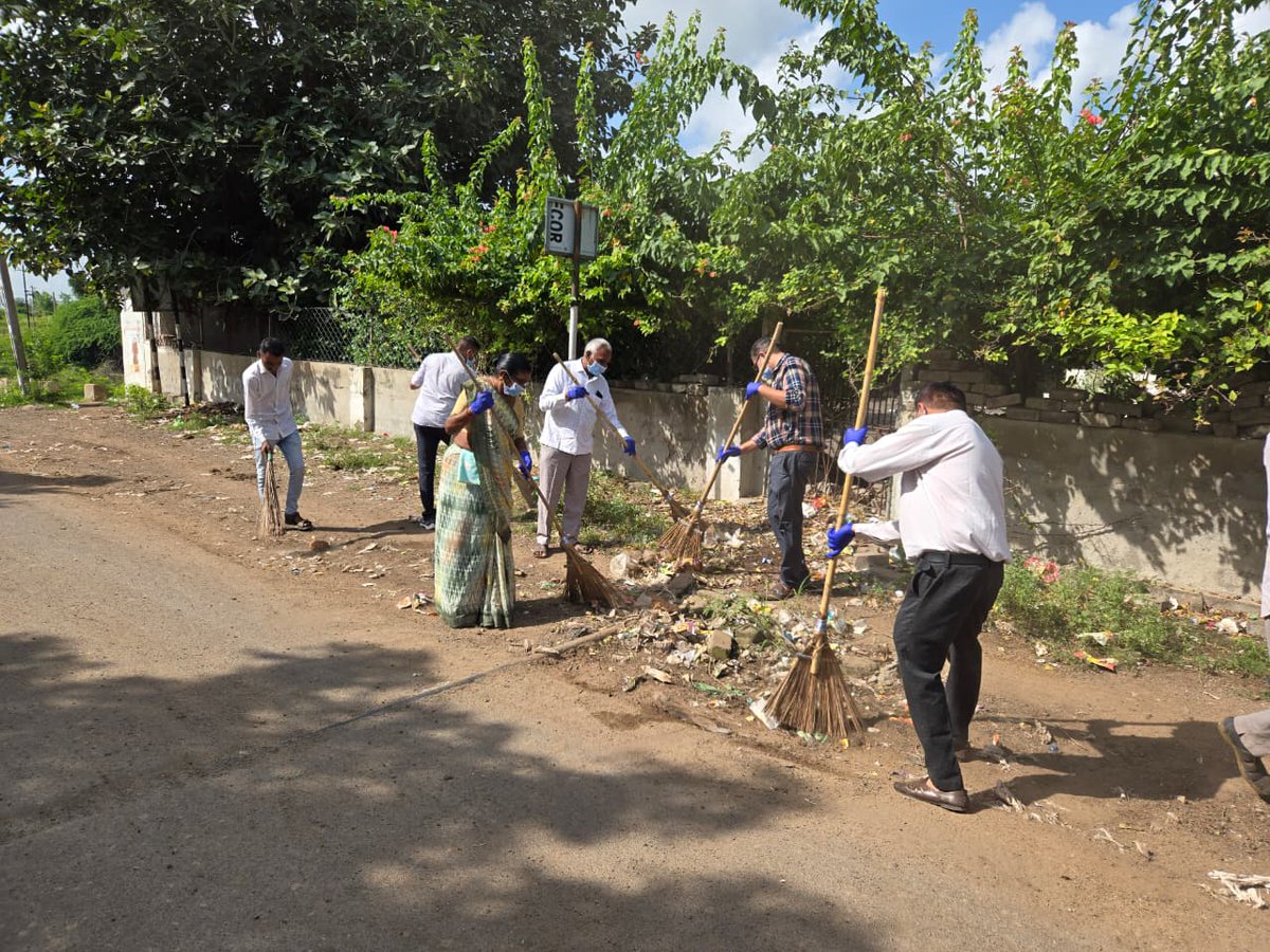 સ્વચ્છતા હી સેવા કાર્યક્રમ અંતર્ગત શિરવાણીયા ગામે માન.તા.વિ.અધીશ્રી,તા.પં.પ્રમુખશ્રી,કા. ચેરમેનશ્રી, જિલ્લા સદસ્યશ્રી,તાલુકા સદસ્યશ્રી,સરપંચશ્રી,તા.પં SBM સ્ટાફ,ત.ક.મશ્રી તથા ગ્રામ જનોની હાજરીમાં કાર્યક્રમ કરવામાં આવેલ અને ગામના લોકોને સ્વચ્છતા બાબતે એક ઉત્તમ ઉદાહરણ પુર પાડેલ છે.