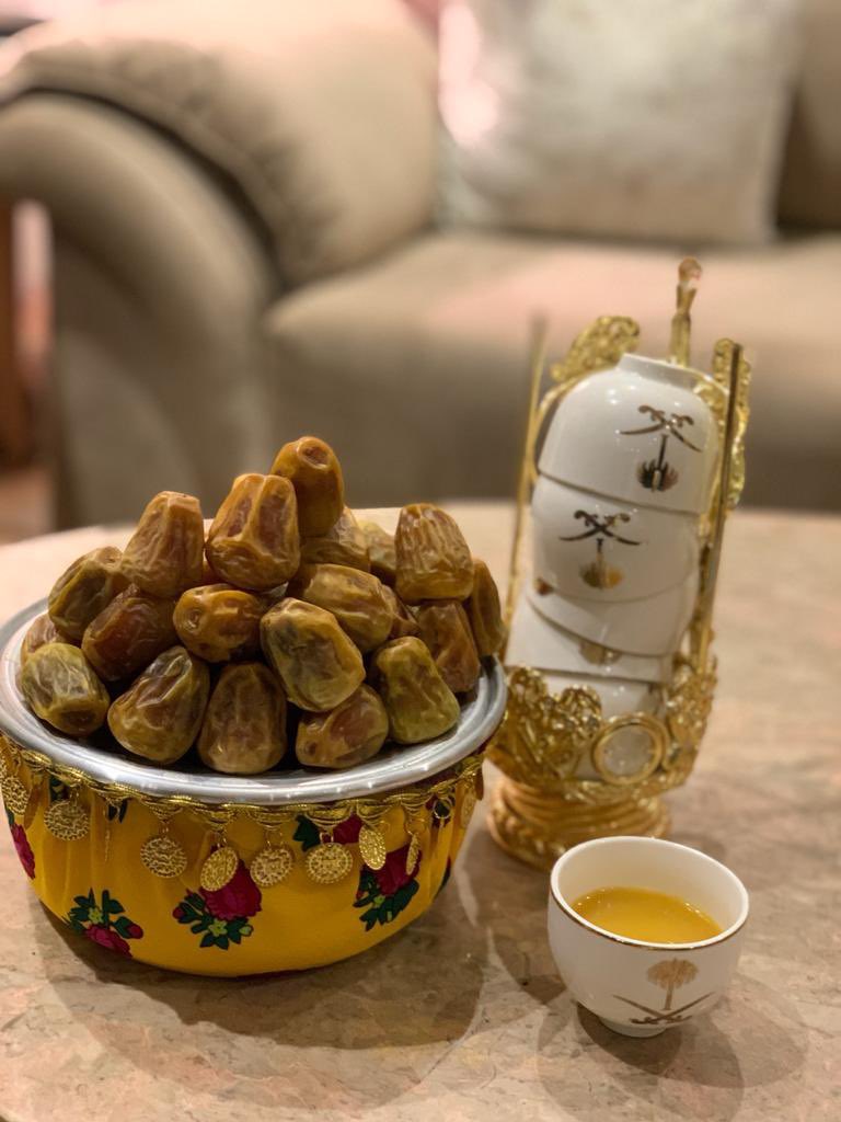 يا عشير الروح والله مـ ابدّل بك عشير
لو فقد وجهك جماله وعودك سكبته
 
المحبه تدخل القلب مثل المستجير
سوّد الله وجه قلبٍ ما يثني ركبته
 
لهفة الخاطر على شوفتك لهفة غرير
مستحيل يقاوم الشوق مهما يكبته
 
من عشق مثلك ما فكّر يتوب ويستخير
لين يلقى من جراير حبيبه — نكبته