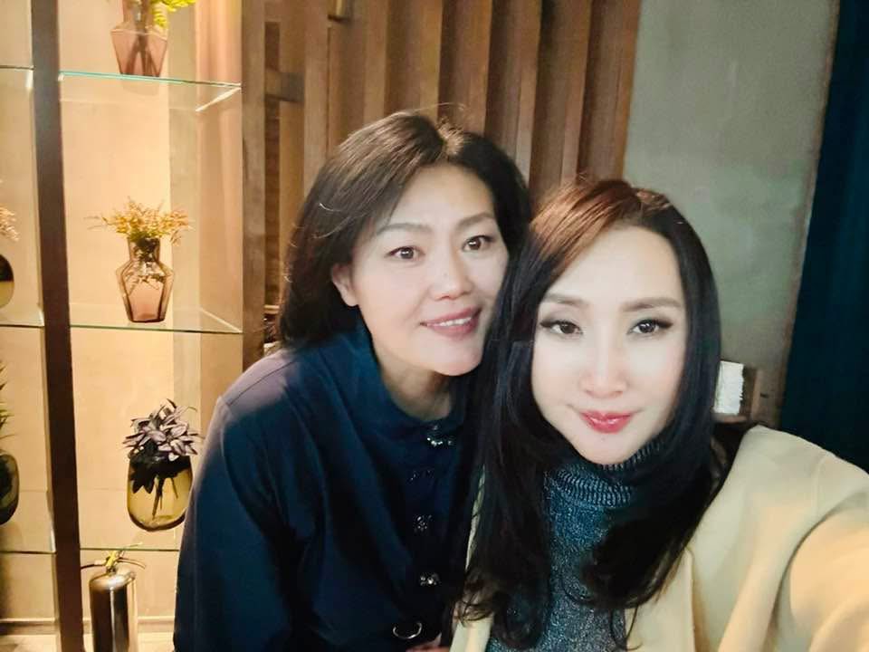 Хөөрхий, Хиамны янкан сэтгүүлчид, түмэн жорын соошлын мэдрэлүүд нь хүртэл Нүүрсний хулгайн мөнгөөр нь тэжээгдэж бсан нь шалгагдчих гээд зайгаа барьцан. Аргаа ядаад ичдэггүйгээр нь ч юм уу, өлөнгөөр нь ч юм уу Нара-г уяанаас нь тавьж дээ Хэрээ. Уул нь Наратай найз явсаных, дэндүү