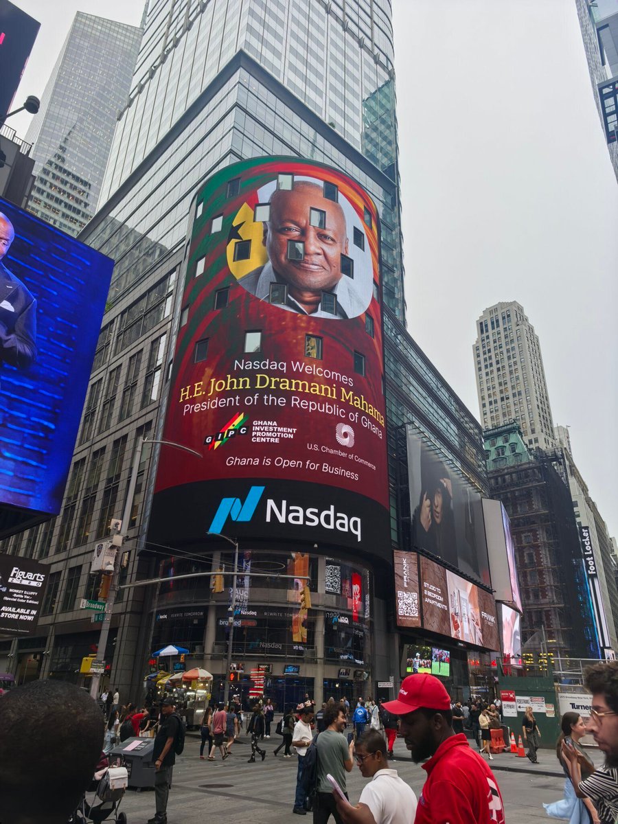 trendingwave1's tweet photo. Africans are going wild online after seeing this. President Mahama becomes the first African president to have his face on the giant ads at Times Square, New York as a welcome token from NASDAQ.

#mahama #TimesSquare #trendingnews #politics #NASDAQ #trendingwave #viral https://t.co/eCQgXvVlrx