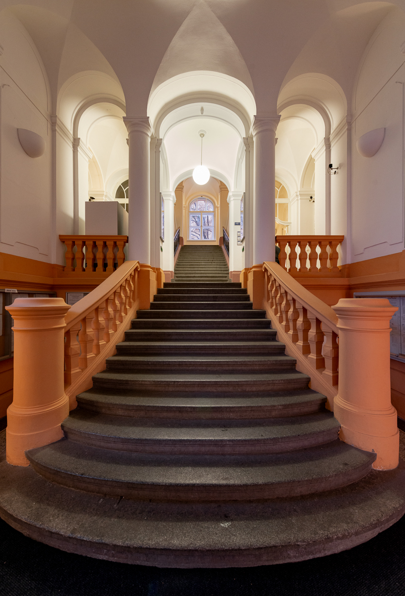 🎓 Včera večer proběhla na Matematicko-fyzikální fakultě další rektorská debata.

💬 Byla velmi konkrétní a věcná, s jiným tematickým zaměřením – což je dobře.

🗳️ Nakonec jsem nebyl podpořen o jeden hlas. V celkovém kontextu a dynamice směřující k volbě to však vnímám pozitivně