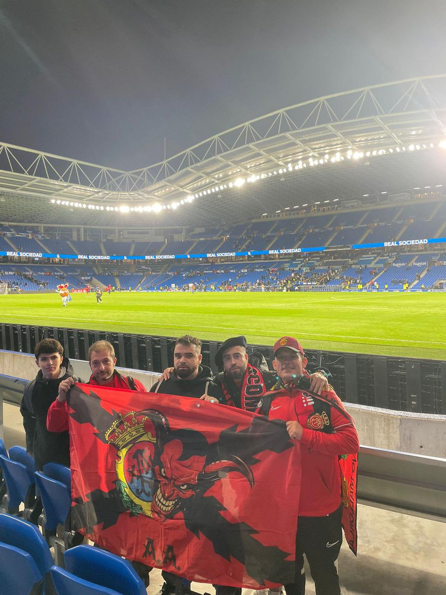 👺 𝐏𝐫𝐞𝐬𝐞𝐧𝐭𝐞𝐬 también en Anoeta

🏟️ Volvemos a un campo muy especial para nosotros

📸 Foto de la previa en el Bar José, donde les hicimos entrega de una sobrassada 𝐂𝐚 𝐍𝐚 𝐏𝐚𝐮𝐥𝐢𝐧𝐚