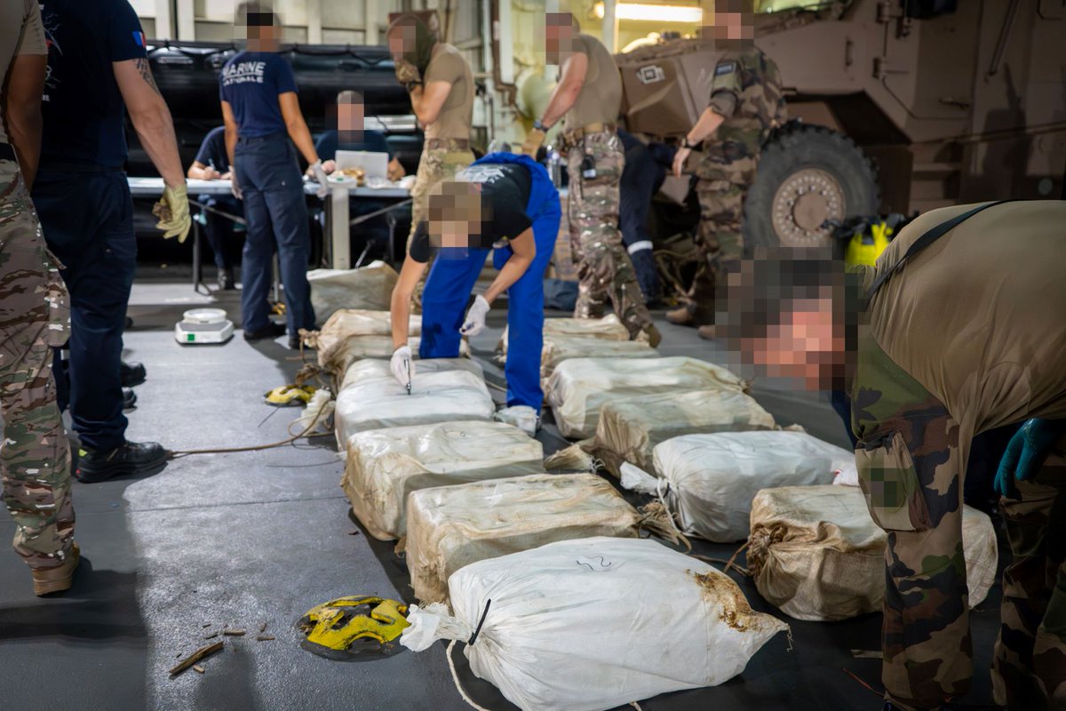 premar_ceclant's tweet image. Le 22.09, sous la direction du @premar_ceclant et du procureur de #Brest @justice_gouv, la @MarineNationale déployée en mission CORYMBE a procédé à la saisie de 9.6 tonnes de cocaïne au large de l&apos;Afrique de l&apos;ouest.

➡️ urlr.me/SfAhxM