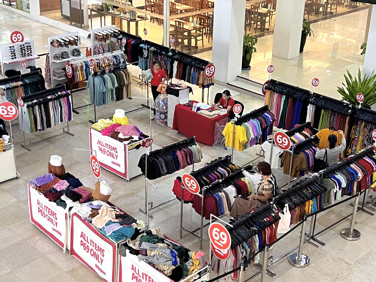 AranetaCity's tweet photo. Wardrobe essentials for โฑ69?! ๐ฎ
Yes you read that right. ๐ Score yours now by visiting ONEONE at the ๐ MacArthur Activity Area, Ground Floor of Ali Mall.
#AranetaCity #CityOfFirsts #AliMall https://t.co/UMEWqnapeo