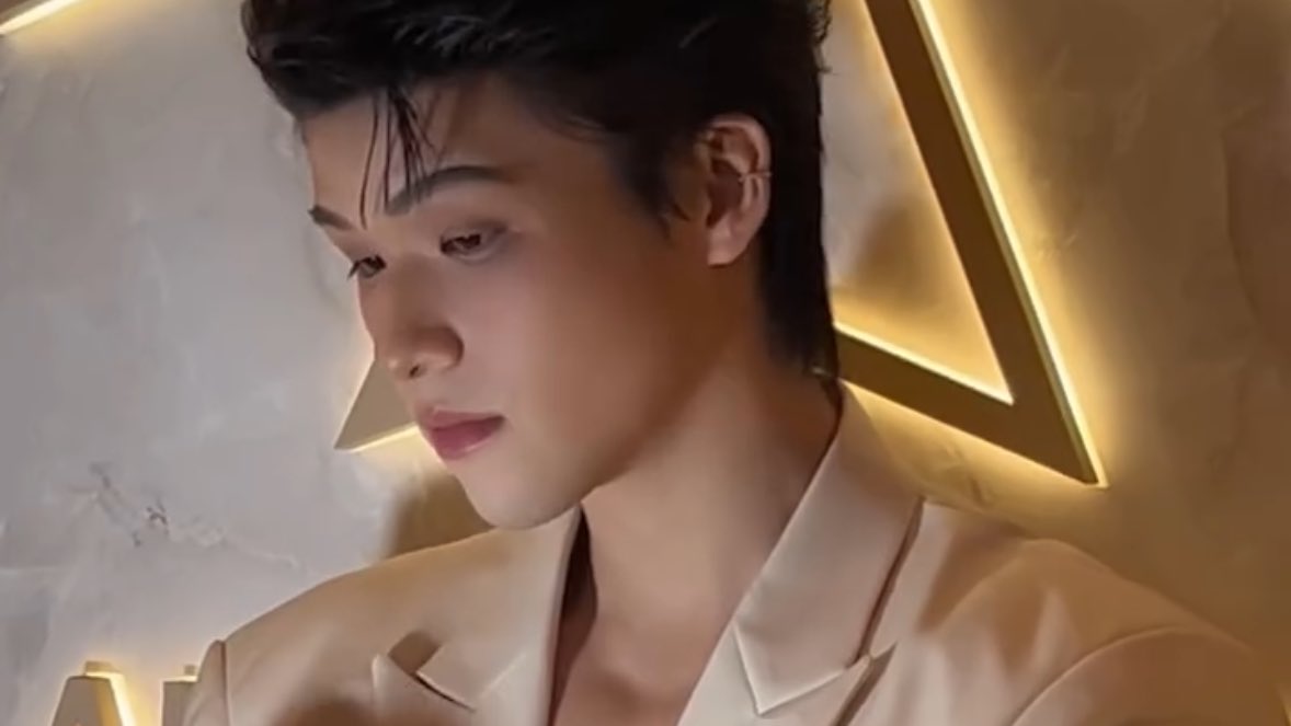 memaimelodyy's tweet image. ˚₊‧ สกายหล่อมาก ให้ความ luxury สุดๆ ดีเทลผม ดีเทลชุด เบ้าหน้าพระเจ้าตั้งใจปั้น แมชกับนาฬิกาค่ดจะคลาสสิค ฮืออ (🥺🤍) ✶ !! ㅜㅜ

SKY VC 270 ANNIVERSARY

#VacheronConstantin #TheQuest ⌚️
꒰ #skywongravee @skywongraveee 🐶 ‧₊˚ ꒱