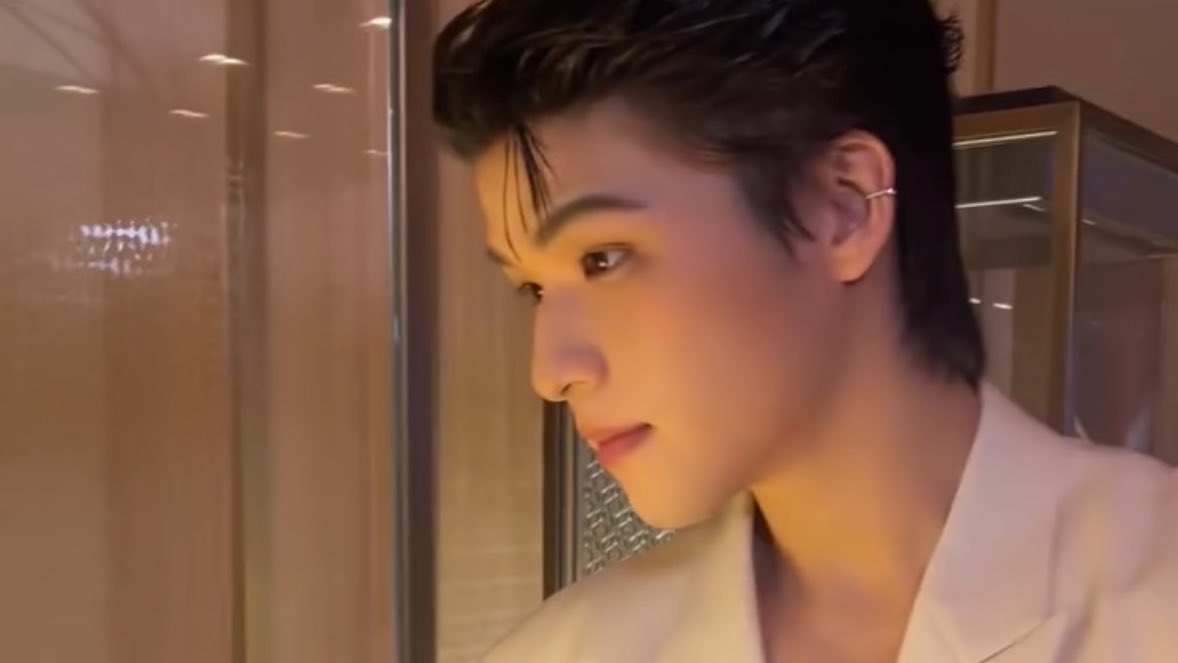 memaimelodyy's tweet image. ˚₊‧ สกายหล่อมาก ให้ความ luxury สุดๆ ดีเทลผม ดีเทลชุด เบ้าหน้าพระเจ้าตั้งใจปั้น แมชกับนาฬิกาค่ดจะคลาสสิค ฮืออ (🥺🤍) ✶ !! ㅜㅜ

SKY VC 270 ANNIVERSARY

#VacheronConstantin #TheQuest ⌚️
꒰ #skywongravee @skywongraveee 🐶 ‧₊˚ ꒱