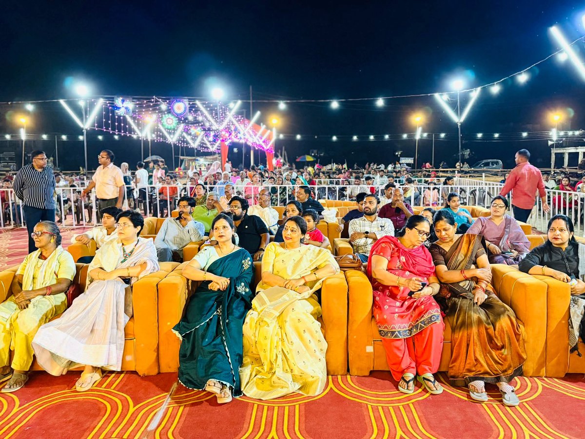DeeptiMittalBjp's tweet photo. आज नुमाइश मैदान में श्री रामलीला सभा (रजि.) द्वारा आयोजित रामलीला में “धनुष यज्ञ एवं सीता स्वयंवर” के भव्य मंचन का साक्षी बनने का अवसर प्राप्त हुआ।
🙏 यह अद्भुत प्रस्तुति हमारी संस्कृति, मर्यादा और परंपरा का जीवंत प्रतीक है।

#रामलीला #धनुष्यज्ञ #सीतास्वयंवर #नुमाइशमैदान https://t.co/XM9BYJGcxl