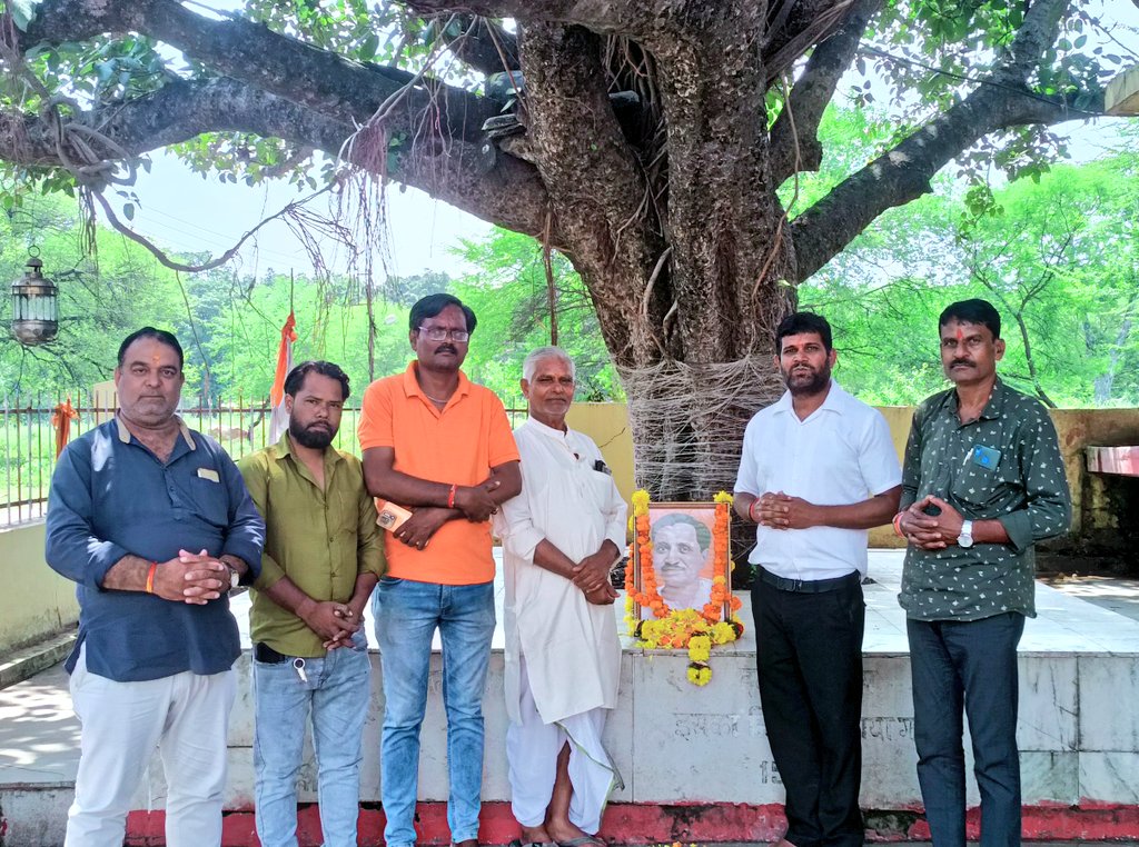 nitinshuk's tweet image. जो संपूर्ण जीवन अंतिम पंक्ति के व्यक्ति के उदय के लिए काम करते रहे और अपने समय के कांग्रेसी शासन को रास ना आया और षड्यंत्र का शिकार होकर मां भारती की शरण में अपने जीवन को निछावर कर दिया ऐसे हमारे प्रेरणा स्त्रोत पंडित दीनदयाल उपाध्याय जी अमर रहे