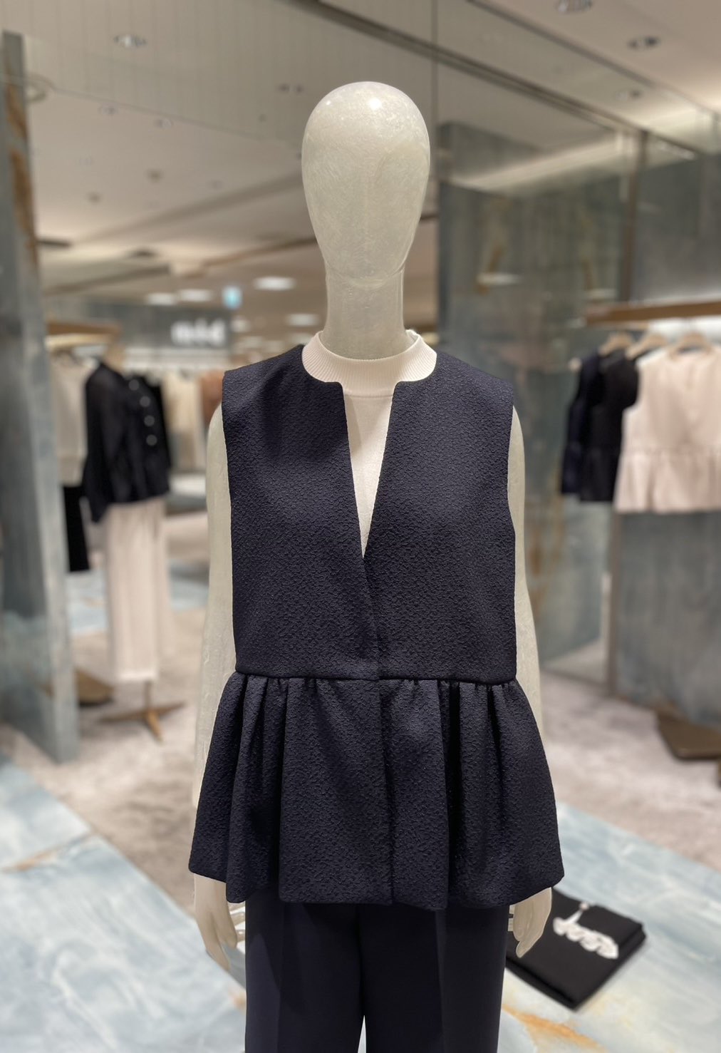 【サマーセール中】 M PREMIER 2024AW ぺプラムブラウス サマーセール中】 M PREMIER 2024AW ぺプラムブラウス